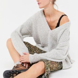 UO Rosie Soft V-neck Pullover Sweater - NWT XS